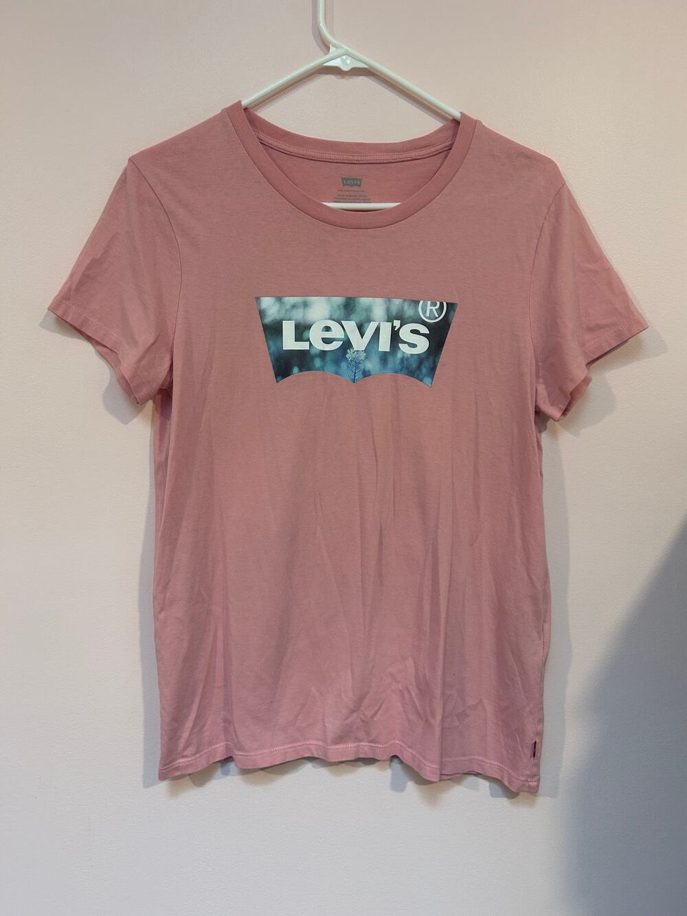 Levi's Pink Tee *M*